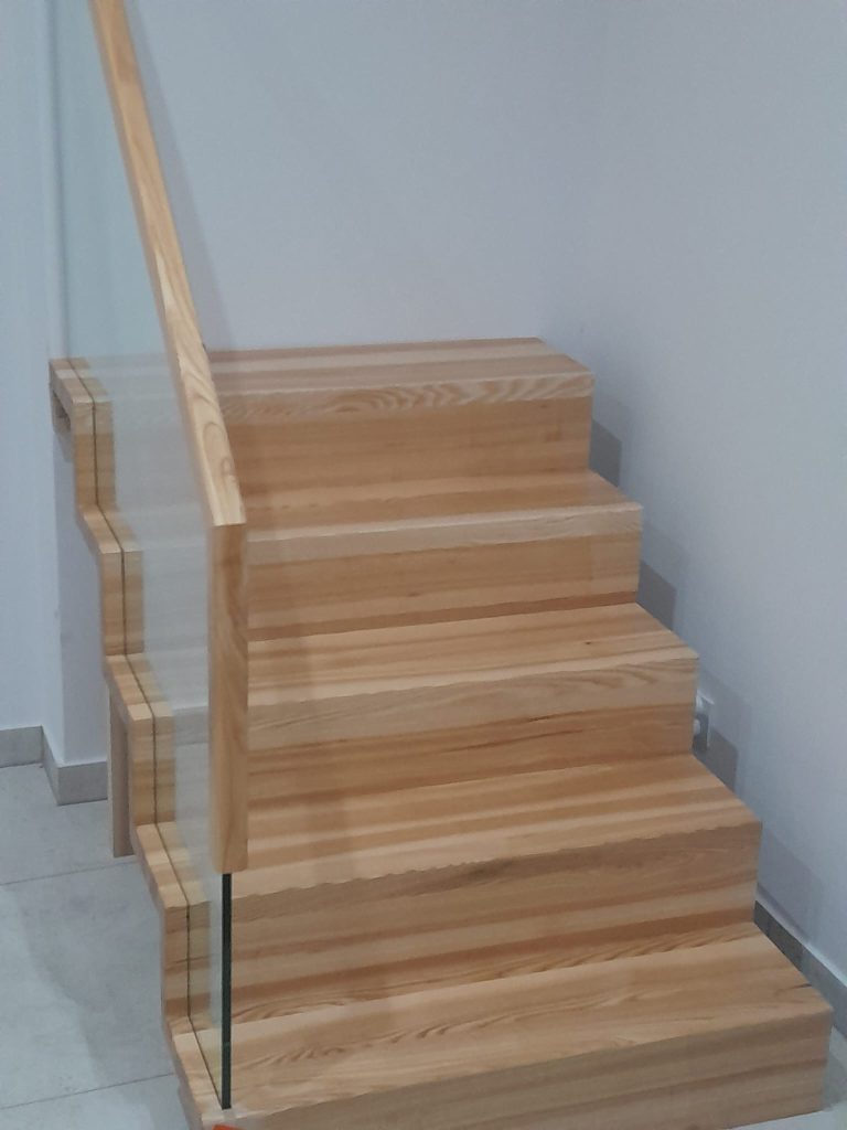 schody dywanowe piekne eleganckie wykonczenie